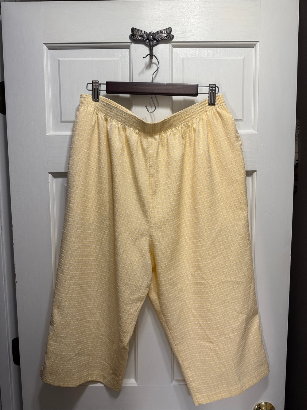 BonWorth yellow pull-on capri pants with pockets